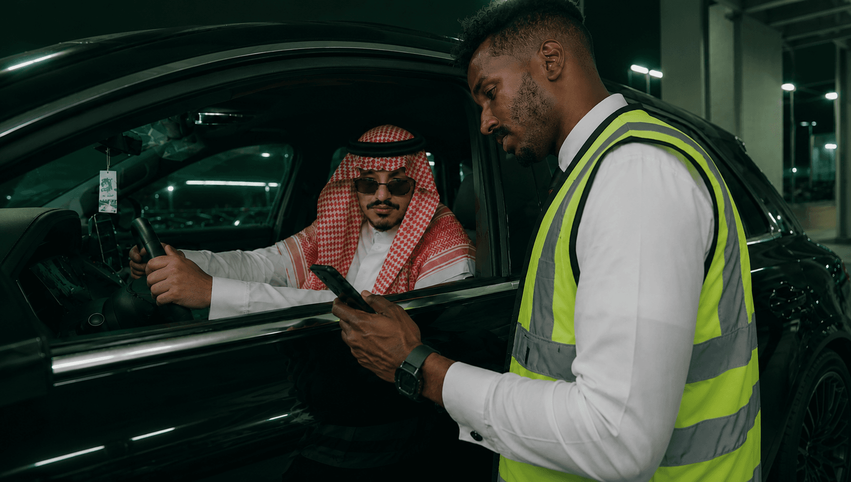 منسّق ميداني يتحقق من جاهزية السائق قبل الانطلاق